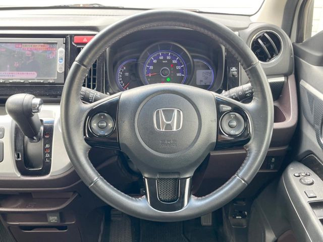 インテリアに合わせたデザインのステアリングは、運転される方のことも考え、運転しやすい形状、大きさです。是非一度、実際に触ってお確かめください。