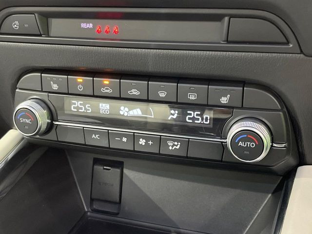 【左右独立型フルオートエアコン】運転席と助手席でそれぞれお好みの温度に設定可能。同乗者にも配慮した、快適な空調をお届け致します。