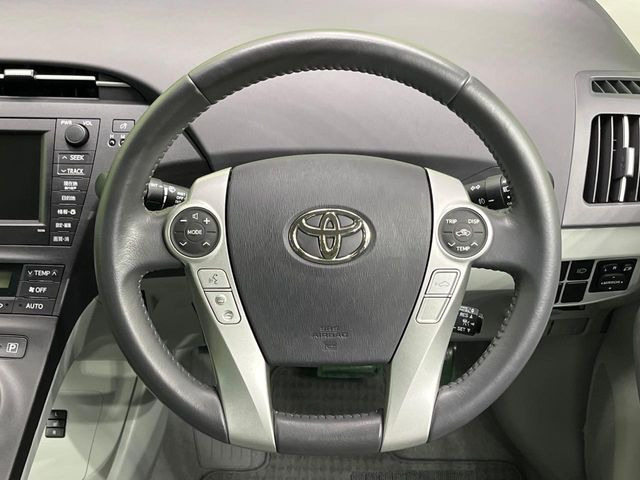 �C���e���A�ɍ��킹���f�U�C���̃X�e�A�����O�́A�^�]�������̂��Ƃ��l���A�^�]���₷���`��A�傫���ł��B�����x�A���ۂɐG���Ă��m���߂��������B