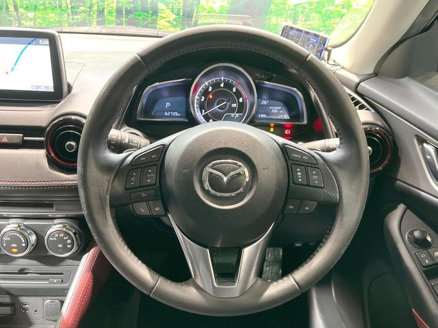 インテリアに合わせたデザインのステアリングは、運転される方のことも考え、運転しやすい形状、大きさです。是非一度、実際に触ってお確かめください。