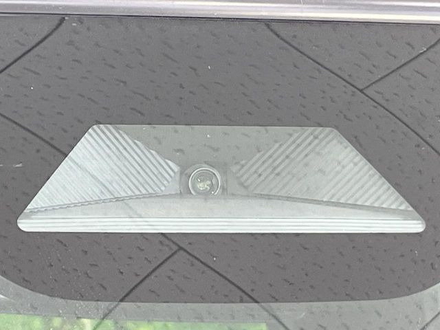 【ホンダセンシング】走行中に前方の車両等を認識し、衝突しそうな時は警報とブレーキで衝突回避と被害軽減をアシスト。より安全にドライブをお楽しみいただけます。