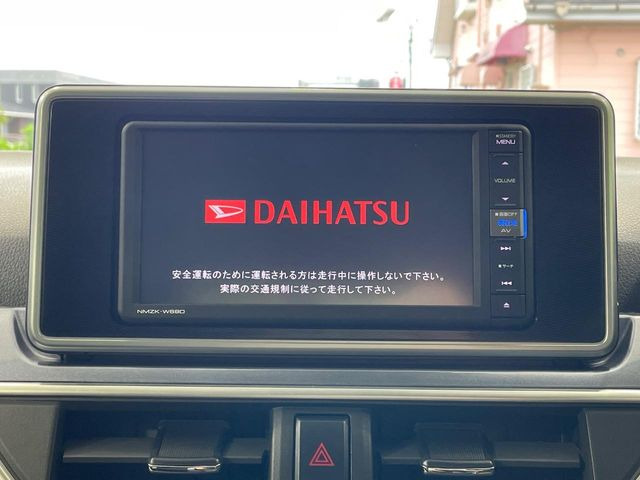 【純正ナビ】人気の純正ナビを装備しております。ナビの使いやすさはもちろん、オーディオ機能も充実!キャンプや旅行はもちろん、通勤や買い物など普段のドライブも楽しくなるはず♪