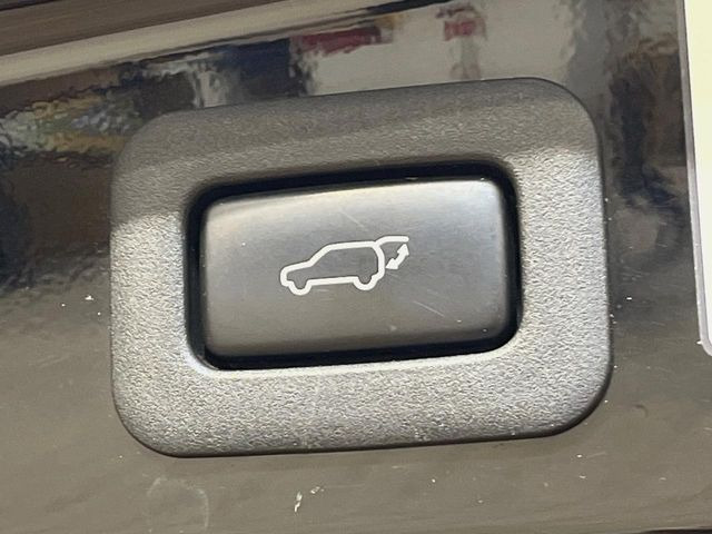 【パワーバックドア】スマートキーや運転席のボタンを押すだけでリアゲートが自動で開閉します!荷物を持っている時や、高い位置にあるバックドアを閉める際に便利な機能です♪