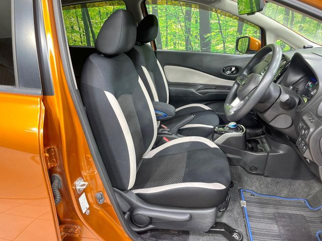 運転席まわりには十分なスペースがあり、大柄な方でもゆったり運転していただける環境です。