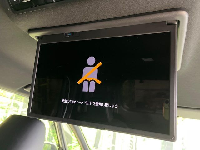 【14型有機ELフリップダウン】三列目からでも迫力のエンタメが観れる大画面フリップダウン。有機ELのモニターでは、一般的なフリップダウンよりも高コントラストでキレイな映像を楽しめます。