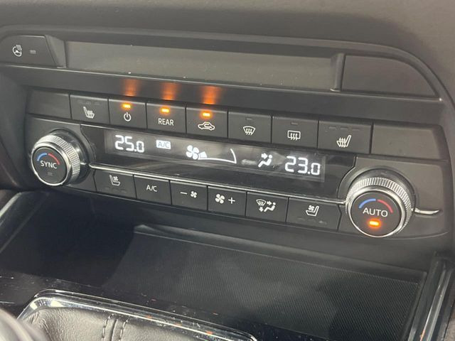 【シートヒーター&ベンチレーション】夏場は涼しい風でお尻や背中の熱やムレを防ぎ、冬はエアコンよりも早く温まってポカポカに!季節を問わず快適に過ごせます。