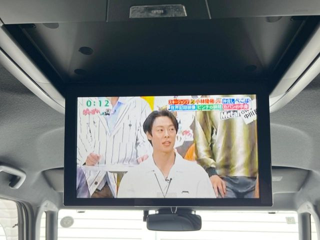 【フリップダウンモニター】大画面モニターで後席でもエンタメをお楽しみいただけます。小さなお子様にも大人気の装備です♪