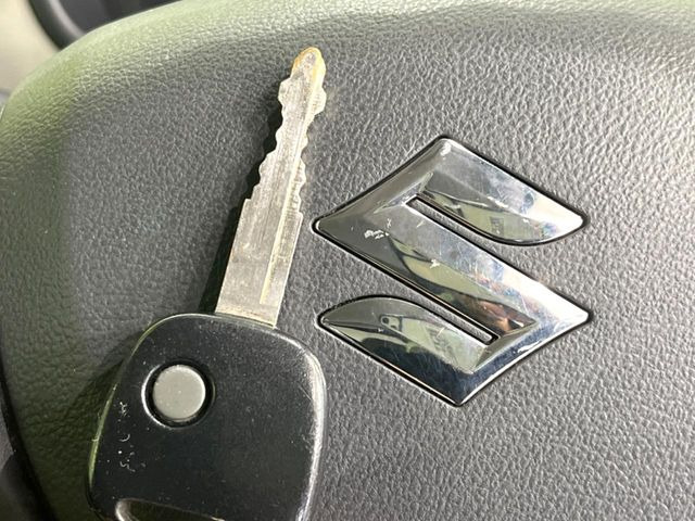 【キーレス】少し離れた場所からでもボタン一つでドアの開錠・施錠ができるのでとっても便利!ドアの鍵穴周りに傷をつけることもありません♪