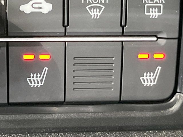 【シートヒーター】寒い日に重宝するシートヒーター!エアコンより早く温まってくれるので寒がりの人も安心ですね♪エアコンの温風は乾燥するから苦手、という方にもをおすすめです。