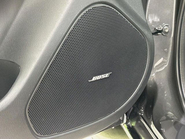【BOSEサウンドシステム】メーカーオプションの高品位サウンドシステムを搭載。専用のチューニングが施された大小様々なスピーカーから良質なサウンドが奏でられ、臨場感あふれる音響空間を演出します。