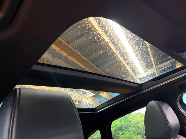 【大型サンルーフ】車内の解放感が一気に上がる大型のパノラマルーフ!季節を問わず開放的で快適なドライブをお楽しみいただけます。流通量も少なく希少価値の高い人気の装備です♪