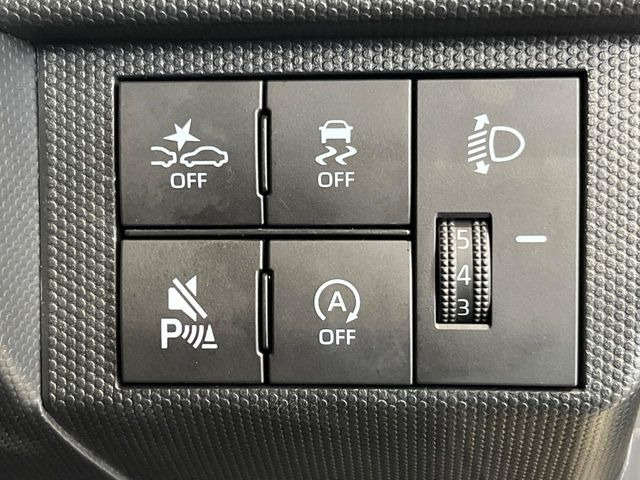 【アイドリングストップ】赤信号や渋滞で停車した際にエンジンを停止し、無駄な燃料の消費を抑えます。燃費向上や環境保護につなげる機能♪エンジンはブレーキを離せば再始動します。