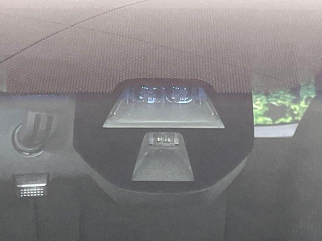 【シティブレーキアクティブシステム】低速走行中に前方の車両等を認識し、衝突しそうな時は警報とブレーキで衝突回避と被害軽減をアシスト。より安全にドライブをお楽しみいただけます。