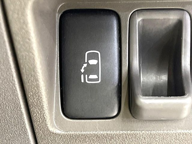 【パワースライドドア】スマートキーや運転席のスイッチでスライドドアの開閉が可能♪電動だから力を入れてドアを開ける必要が無く、小さいお子様でも、重い荷物を持っている時もラクに開け閉めできます♪