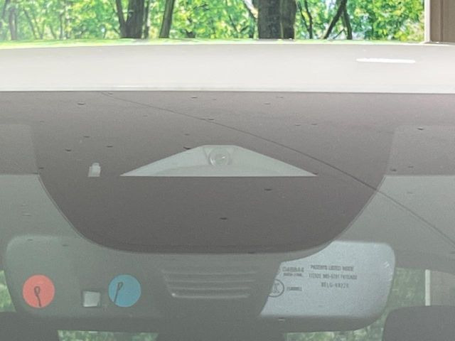 【i-ACTIVESENSE】走行中に前方の車両等を認識し、衝突しそうな時は警報とブレーキで衝突回避と被害軽減をアシスト。より安全にドライブをお楽しみいただけます。