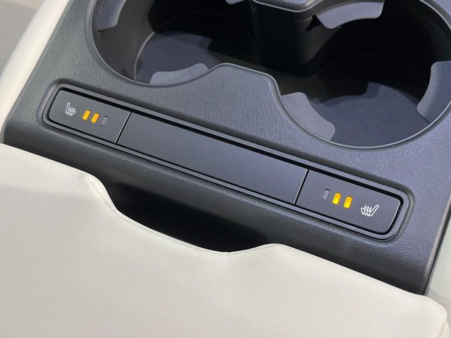 【シートヒーター】寒い日に重宝するシートヒーター!エアコンより早く温まってくれるので寒がりの人も安心ですね♪エアコンの温風は乾燥するから苦手、という方にもをおすすめです。