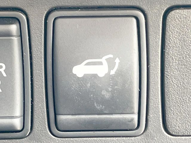 【パワーバックドア】スマートキーや運転席のボタンを押すだけでリアゲートが自動で開閉します!荷物を持っている時や、高い位置にあるバックドアを閉める際に便利な機能です♪
