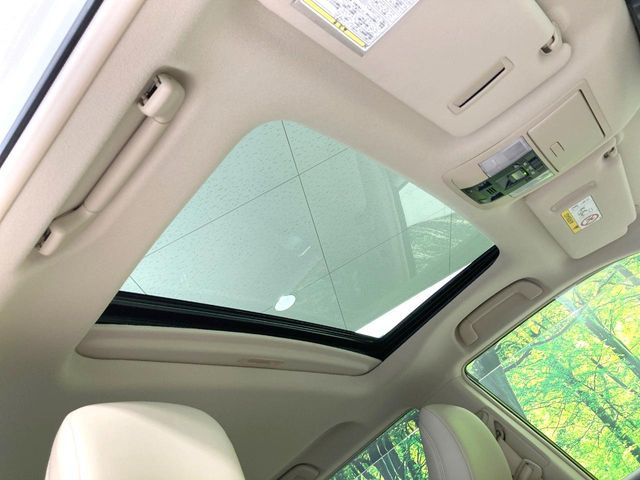 【サンルーフ】開放感たっぷりの希少装備、サンルーフが装着されています!車内に明かりを取り入れたり景色を楽しむ以外にも、車内の空気も簡単に換気できて快適です!