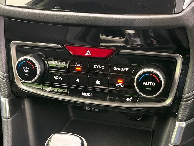 【オートエアコン】一度お好みの温度に設定すれば、車内の温度を検知し風量や温度を自動で調整。暑い&hellip;寒い&hellip;と何度もスイッチ操作をする必要はありません。快適な車内空間には必須の機能ですね♪