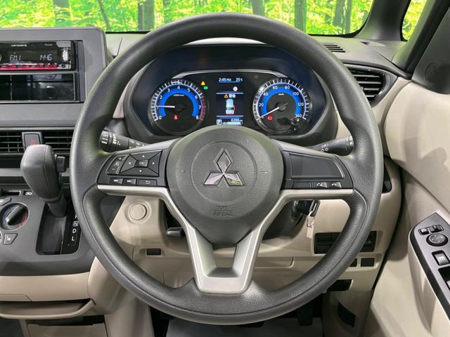 �C���e���A�ɍ��킹���f�U�C���̃X�e�A�����O�́A�^�]�������̂��Ƃ��l���A�^�]���₷���`��A�傫���ł��B�����x�A���ۂɐG���Ă��m���߂��������B