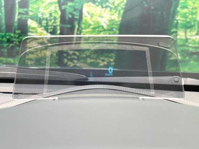 【ヘッドアップディスプレイ】現在の速度や走行情報をデジタル表示で運転席前方のガラスに投影!運転中、目線をずらさず必要な情報を確認できるのでとっても便利で安心!