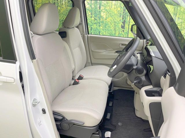 運転席シート廻りは使用感も少なく、良好な状態となっています。丁寧に使われていたことがよくわかりますね。