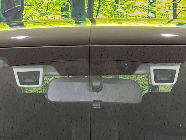 【アイサイトVer2】前方の車両等を検知し、衝突しそうな時は警報で注意を促し、ブレーキを踏む力をサポート。ブレーキを踏めなかった場合は衝突被害軽減ブレーキが作動、衝突回避をサポートします。