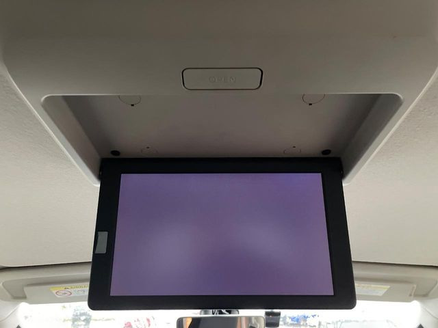 【フリップダウンモニター】大画面モニターで後席でもエンタメをお楽しみいただけます。小さなお子様にも大人気の装備です♪