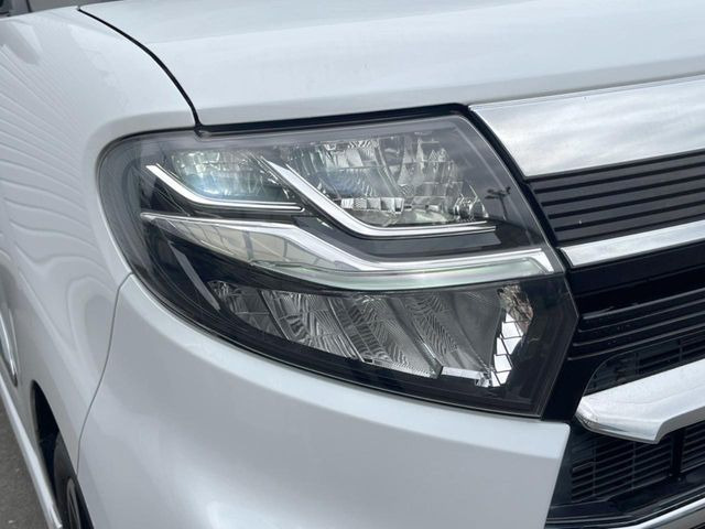 【LEDヘッドライト】悪天候や夜間走行時も良好な視界を確保し安心して運転できる高輝度LEDヘッドライトを装備!点灯速度が早く、消費電力も抑えられています。