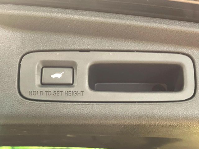 【パワーバックドア】スマートキーや運転席のボタンを押すだけでリアゲートが自動で開閉します!荷物を持っている時や、高い位置にあるバックドアを閉める際に便利な機能です♪