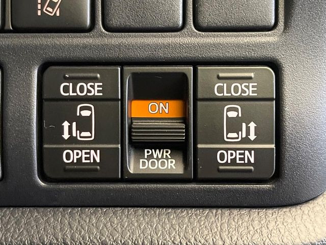 【両側パワースライドドア】スマートキーや運転席のスイッチで後席両側スライドドアの開閉が可能♪電動だから力を入れてドアを開ける必要が無く、小さなお子様でも簡単に開け閉めでき快適です♪