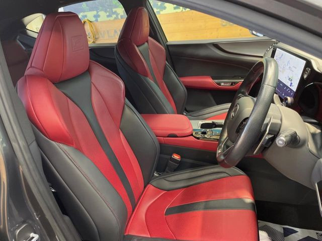 【専用スポーツシート】ホールド性に優れ、カーブ時の体が流れを抑制してくれます。また、体にフィットするから腰や背中が疲れにくく、ロングドライブや高速走行でも快適にお過ごしいただけます♪