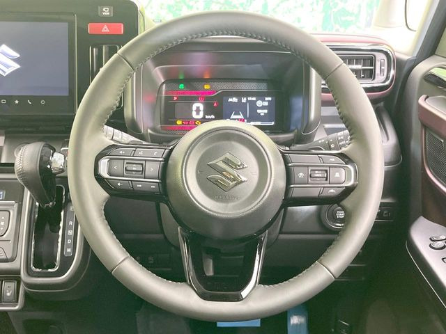 インテリアに合わせたデザインのステアリングは、運転される方のことも考え、運転しやすい形状、大きさです。是非一度、実際に触ってお確かめください。