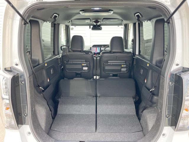 普段のお買い物や通勤、送迎等に十分な荷室スペースを確保しております。セカンドシートを倒すと、大きな荷物の積載も可能です♪