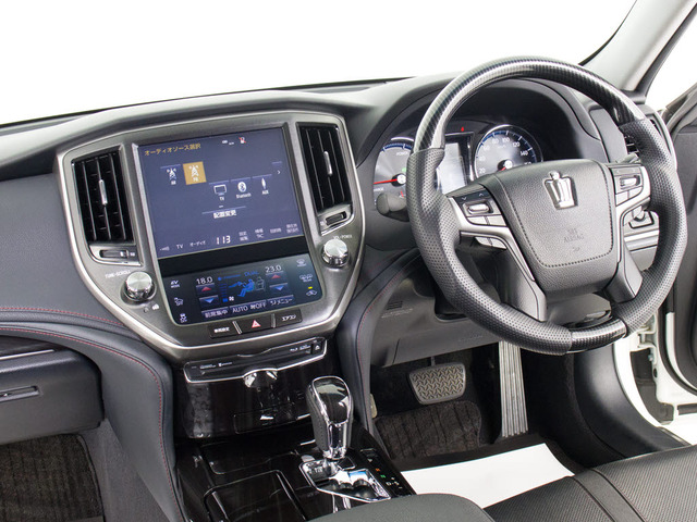使いやすさや安全性を追求したステアリング周り!高級車ゆえにスイッチ類が多いのも特徴ですね!考え尽くされた配置ですぐに使いこなす事が出来ますのでご安心下さい!是非、体感してみて下さい!!