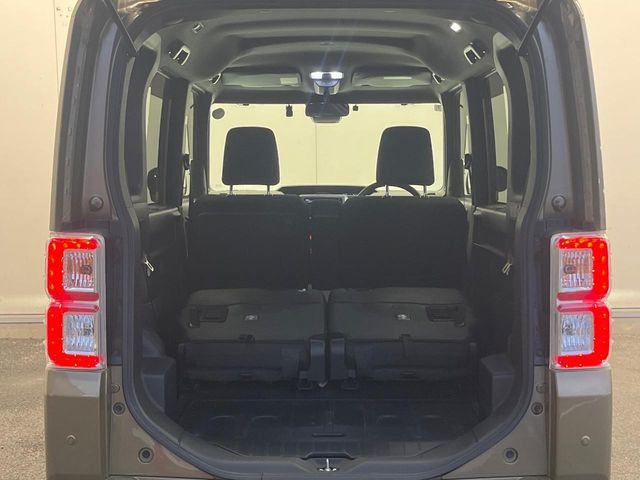 普段のお買い物や通勤、送迎等に十分な荷室スペースを確保しております。セカンドシートを倒すと、大きな荷物の積載も可能です♪