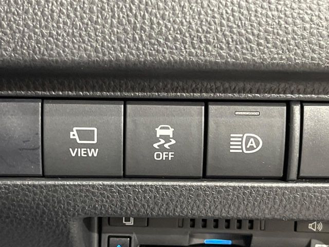【アダプティブハイビーム】遠くまで明るく照らすハイビームを先行車や対向車に照射しない様、自動で調整!毎回手動で切り替える必要がなく、夜間走行時のストレスも軽減。安全性向上にも寄与します。