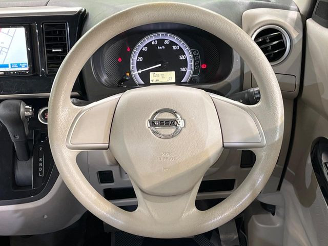 �C���e���A�ɍ��킹���f�U�C���̃X�e�A�����O�́A�^�]�������̂��Ƃ��l���A�^�]���₷���`��A�傫���ł��B�����x�A���ۂɐG���Ă��m���߂��������B