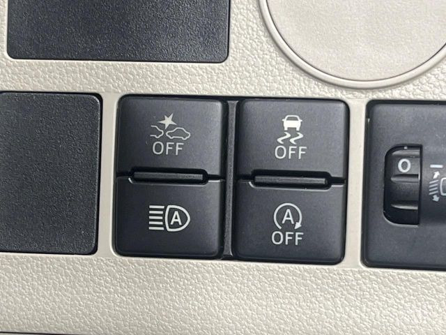 【アダプティブハイビーム】遠くまで明るく照らすハイビームを先行車や対向車に照射しない様、自動で調整!毎回手動で切り替える必要がなく、夜間走行時のストレスも軽減。安全性向上にも寄与します。