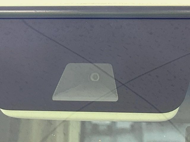 【ホンダセンシング】走行中に前方の車両等を認識し、衝突しそうな時は警報とブレーキで衝突回避と被害軽減をアシスト。より安全にドライブをお楽しみいただけます。