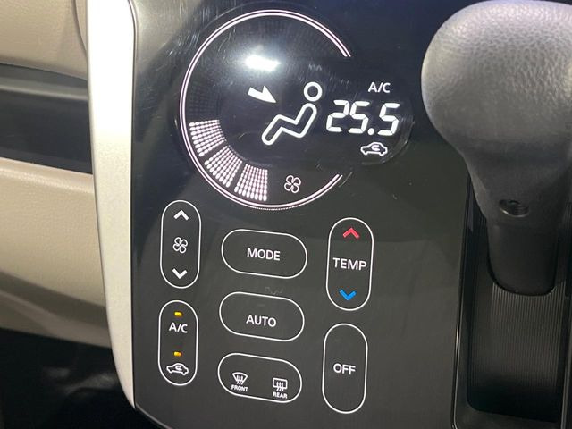 【オートエアコン】一度お好みの温度に設定すれば、車内の温度を検知し風量や温度を自動で調整。暑い&hellip;寒い&hellip;と何度もスイッチ操作をする必要はありません。快適な車内空間には必須の機能ですね♪