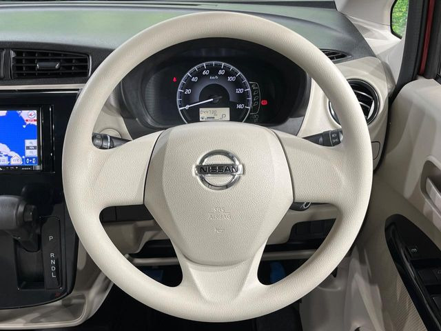 インテリアに合わせたデザインのステアリングは、運転される方のことも考え、運転しやすい形状、大きさです。是非一度、実際に触ってお確かめください。
