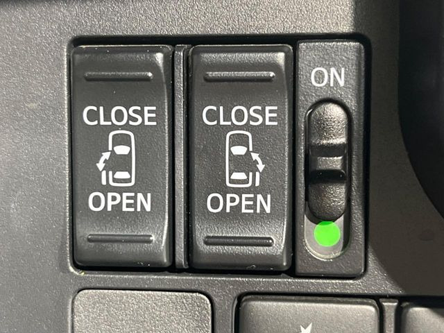 【両側パワースライドドア】スマートキーや運転席のスイッチで後席両側スライドドアの開閉が可能♪電動だから力を入れてドアを開ける必要が無く、小さなお子様でも簡単に開け閉めでき快適です♪