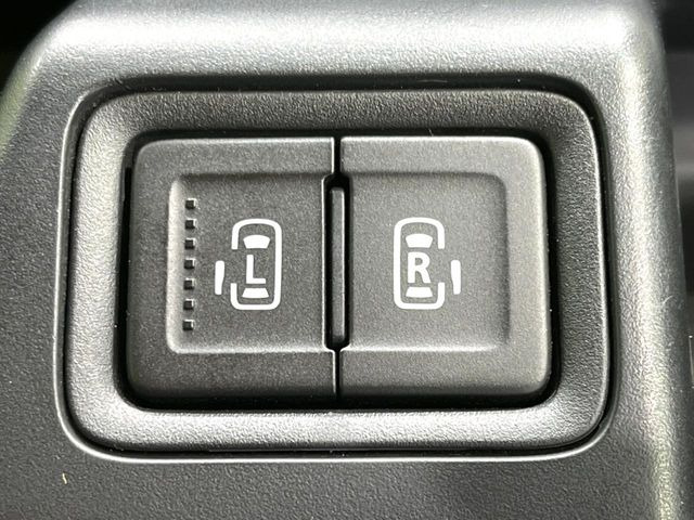 【両側パワースライドドア】スマートキーや運転席のスイッチで後席両側スライドドアの開閉が可能♪電動だから力を入れてドアを開ける必要が無く、小さなお子様でも簡単に開け閉めでき快適です♪