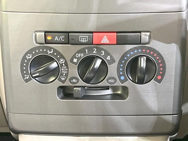 寒い冬も暑い夏も全席に快適な空調を届けてくれる、ダイヤル式エアコンを装備♪