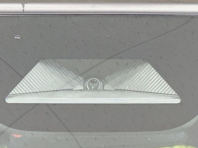 【ホンダセンシング】走行中に前方の車両等を認識し、衝突しそうな時は警報とブレーキで衝突回避と被害軽減をアシスト。より安全にドライブをお楽しみいただけます。