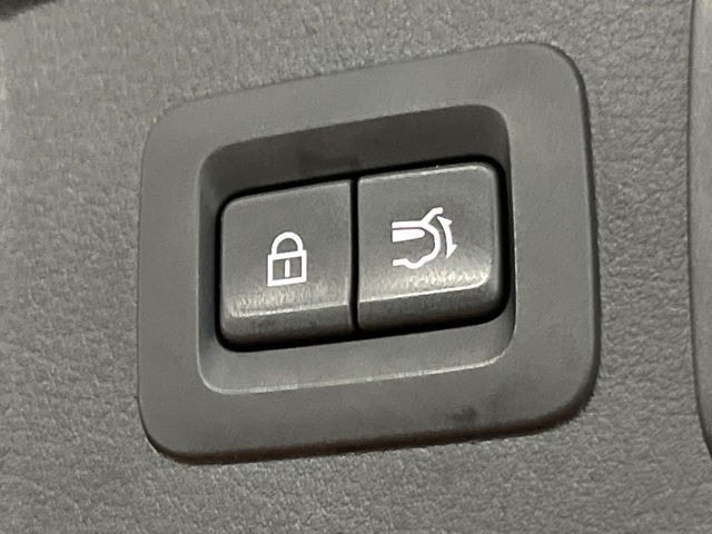 【パワーバックドア】スマートキーや運転席のボタンを押すだけでリアゲートが自動で開閉します!荷物を持っている時や、高い位置にあるバックドアを閉める際に便利な機能です♪