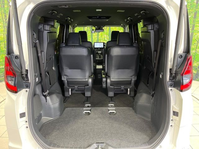 後席を格納すると、これだけの広さが!シーンに合わせたシートアレンジで、大きな荷物も積むことが出来ます♪