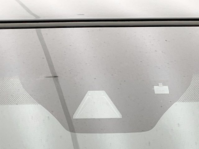 【プリクラッシュセーフティ】前方の車両等を検知し、衝突しそうな時は警報で注意を促し、ブレーキを踏む力をサポート。ブレーキを踏めなかった場合は衝突被害軽減ブレーキが作動、衝突回避をサポートします。
