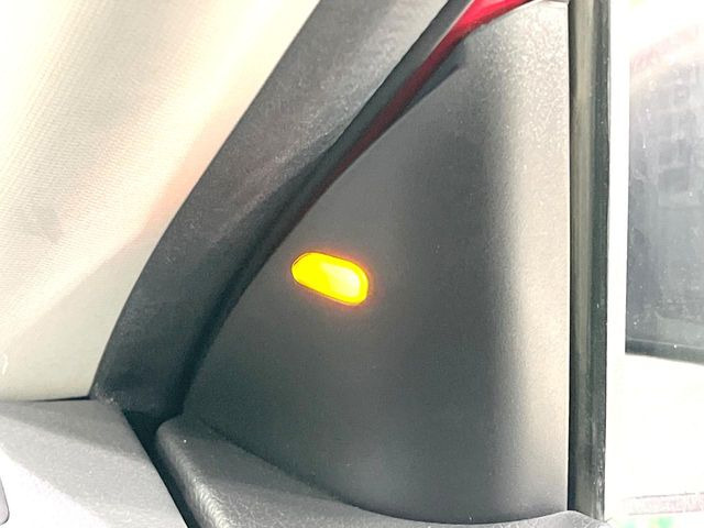 【後方車輛検知】走行中、ドアミラーの死角になりやすい箇所に後続車が接近するとサイドミラー付近に警告を表示、ドライバーに注意喚起をしてくれます。